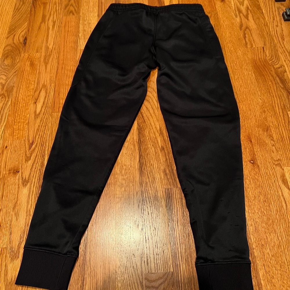 Boys under Armour tapered leg jogger size Large